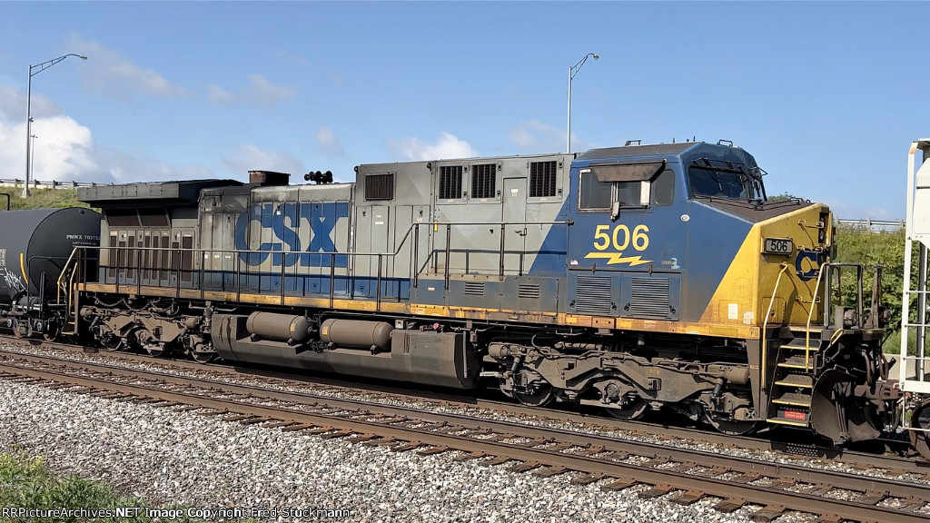 CSX 506 is the mid train DPU for M369.